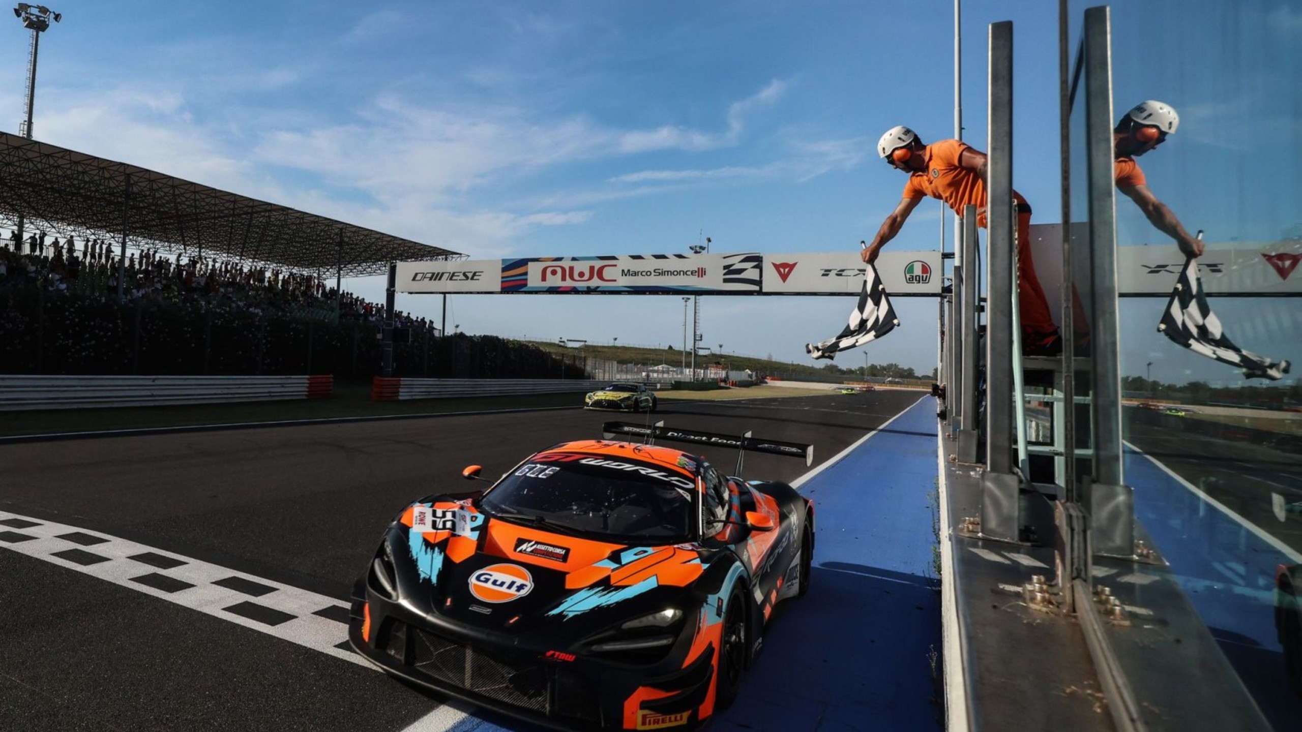 包含迈凯伦逆转红牛车队，塞恩斯关键制胜的词条