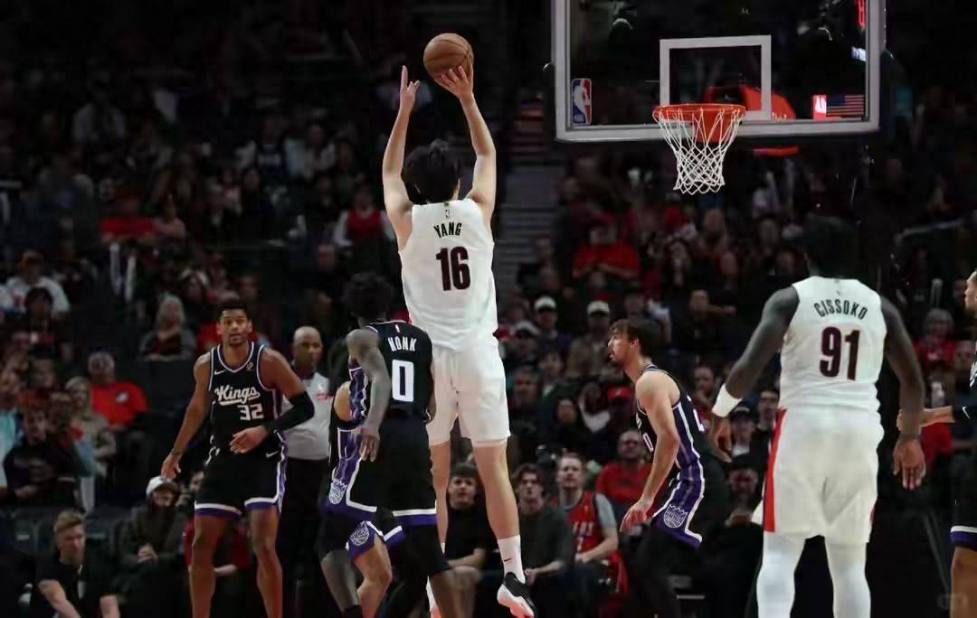 雄鹿轻取青岛队，周琦带队取胜