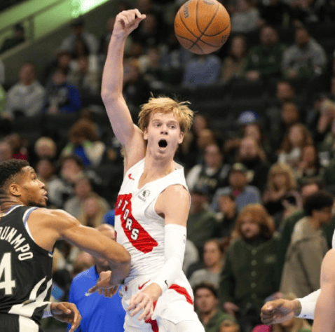 猛龙横扫鹈鹕，字母哥扛起全队